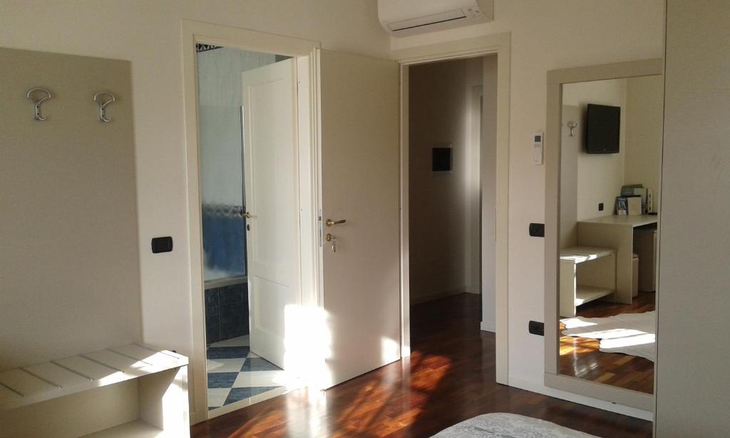 une chambre avec un couloir avec un miroir et une salle de bain dans l'établissement Villa Elisa Relax, à Pozzolengo