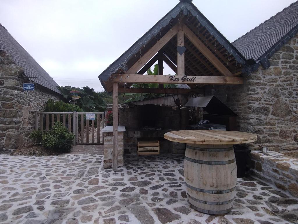 - un bâtiment avec une table en bois devant dans l'établissement les gites du grenit, à La Chapelle-Neuve