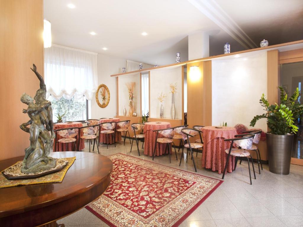 un restaurant avec des tables et des chaises dans une salle dans l'établissement Hotel Atlantic, à Bellaria-Igea Marina 21 autres photos