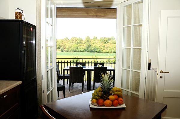 une assiette de fruits sur une table dans une cuisine dans l'établissement Villa Elisa Relax, à Pozzolengo