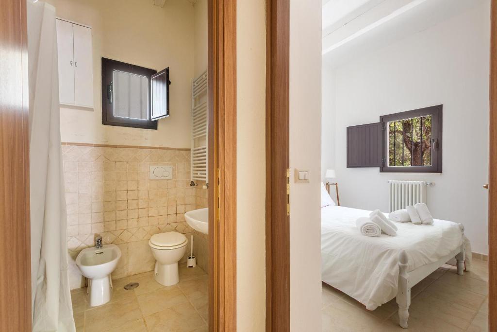 - une chambre avec un lit, des toilettes et un lavabo dans l'établissement Villa Sessana by Perle di Puglia, à Ceglie Messapica