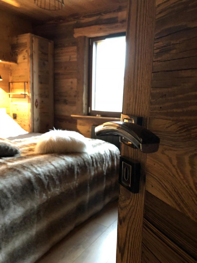 - une chambre avec 2 lits et une fenêtre dans une cabine dans l'établissement L'instant chalet Lodge 17, à Gérardmer 37 autres photos