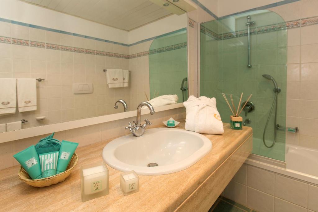 une salle de bain avec un lavabo et une douche dans l'établissement Hotel Biodola, à Portoferraio