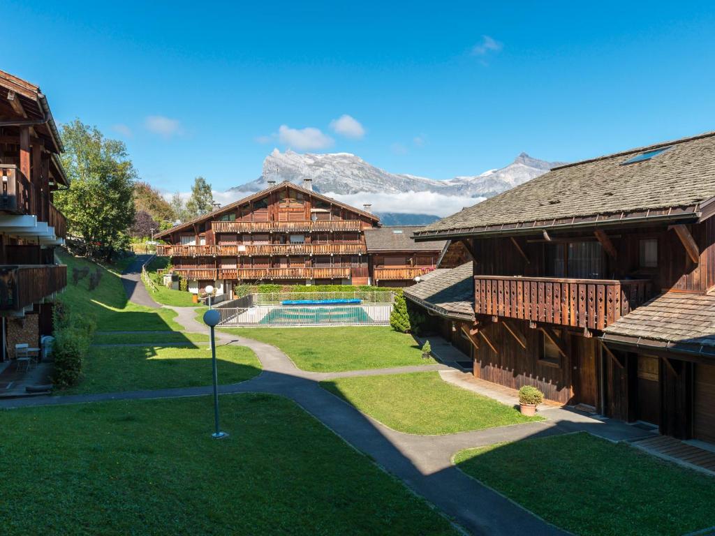 une vue aérienne d'une station balnéaire avec des montagnes en arrière-plan dans l'établissement Ski-in/ski-out & pool: great for summer and winter, à Saint-Gervais-les-Bains