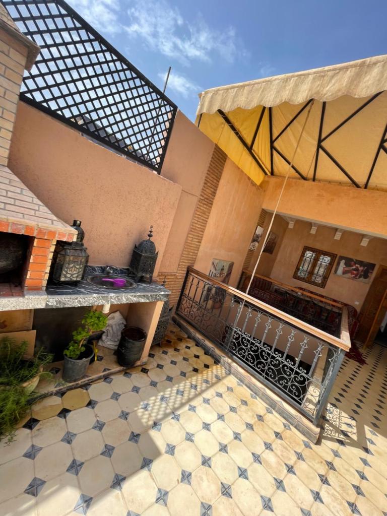 une cour d'une maison avec terrasse couverte dans l'établissement Riad Les Miroirs, à Marrakech