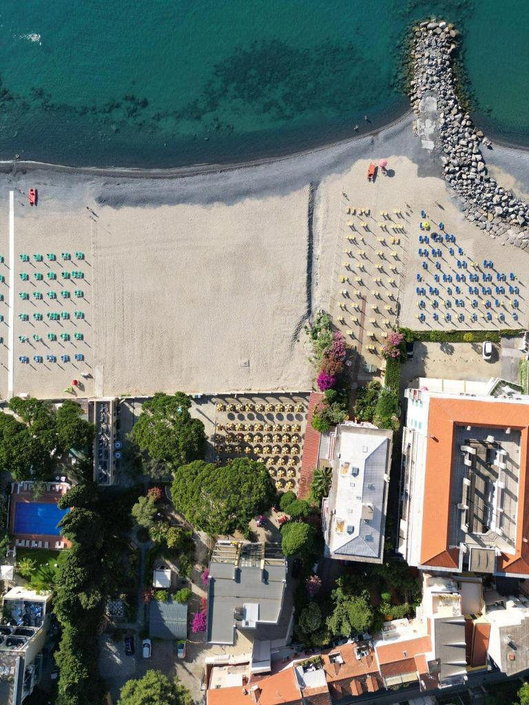 - une vue sur la plage et le complexe dans l'établissement Residenza Abbo, à Diano Marina 9 autres photos