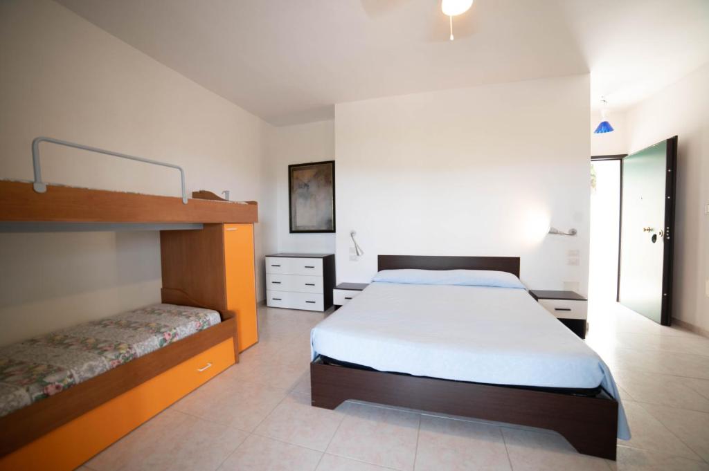 une chambre avec un lit et un lit superposé dans l'établissement Residence Il Falco, à Vieste 85 autres photos