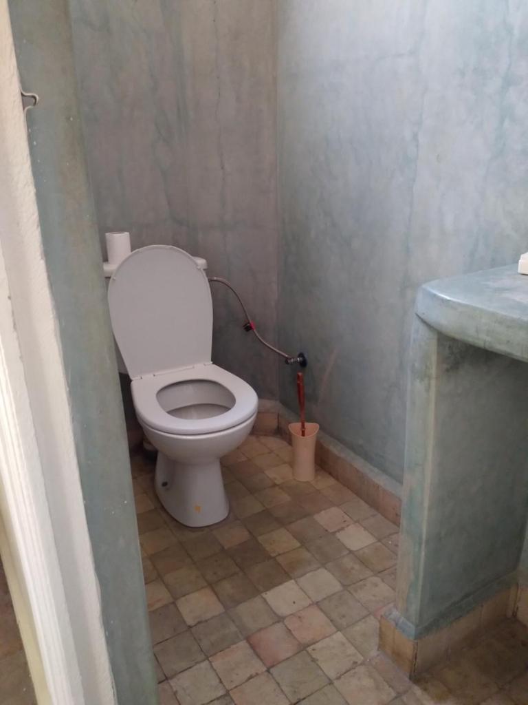 une salle de bain avec des toilettes blanches dans une chambre dans l'établissement Riad 9 Derb El Bousnne, à Marrakech