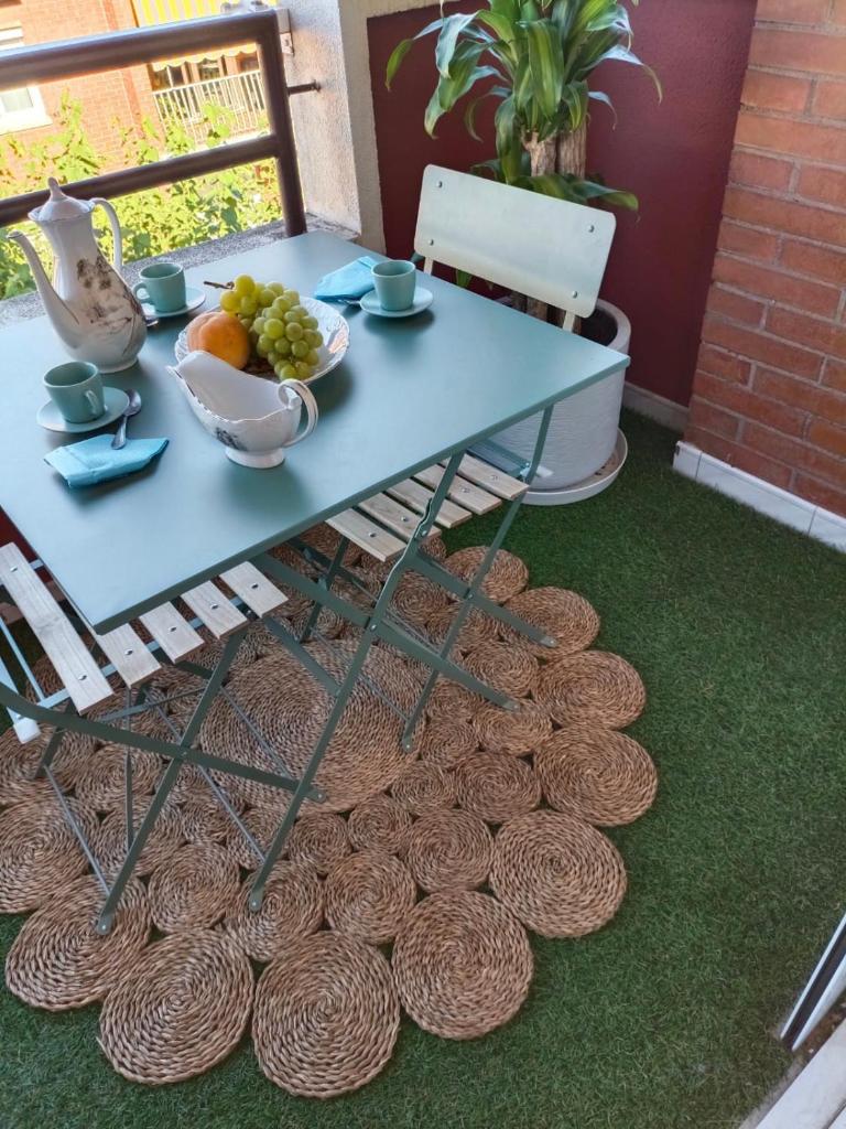 une table bleue et des chaises avec un bol de fruits dans l'établissement Riad 9 Derb El Bousnne, à Marrakech
