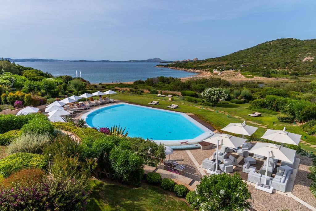 une vue aérienne d'un complexe hôtelier avec piscine dans l'établissement L'Ea Bianca Luxury Resort, à Baja Sardinia