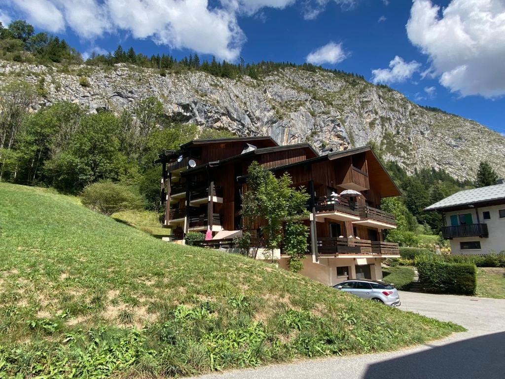 un bâtiment sur le côté d'une colline dans l'établissement Studio rénové Portes du Soleil Chatel Abondance, à Abondance