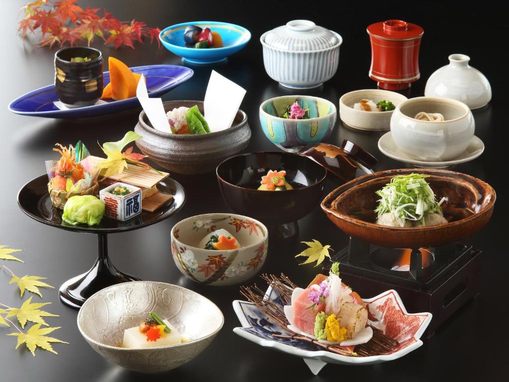 un groupe de bols et de assiettes de denrées alimentaires sur une table dans l'établissement Yoshimatsu, à Hakone