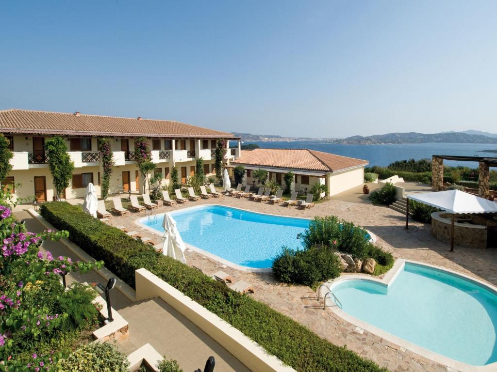 une image d'une piscine dans un complexe hôtelier dans l'établissement Hotel Palau, à Palau 84 autres photos