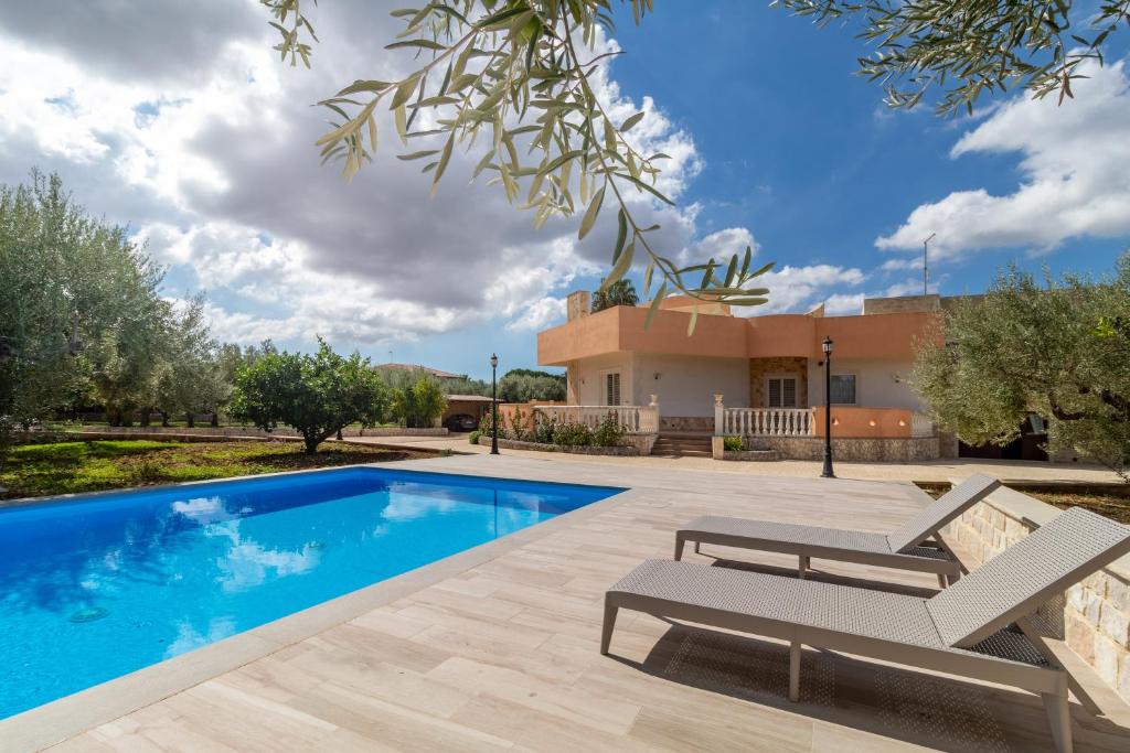 une villa avec piscine et une maison dans l'établissement Villa Bartolomeo, à Modica
