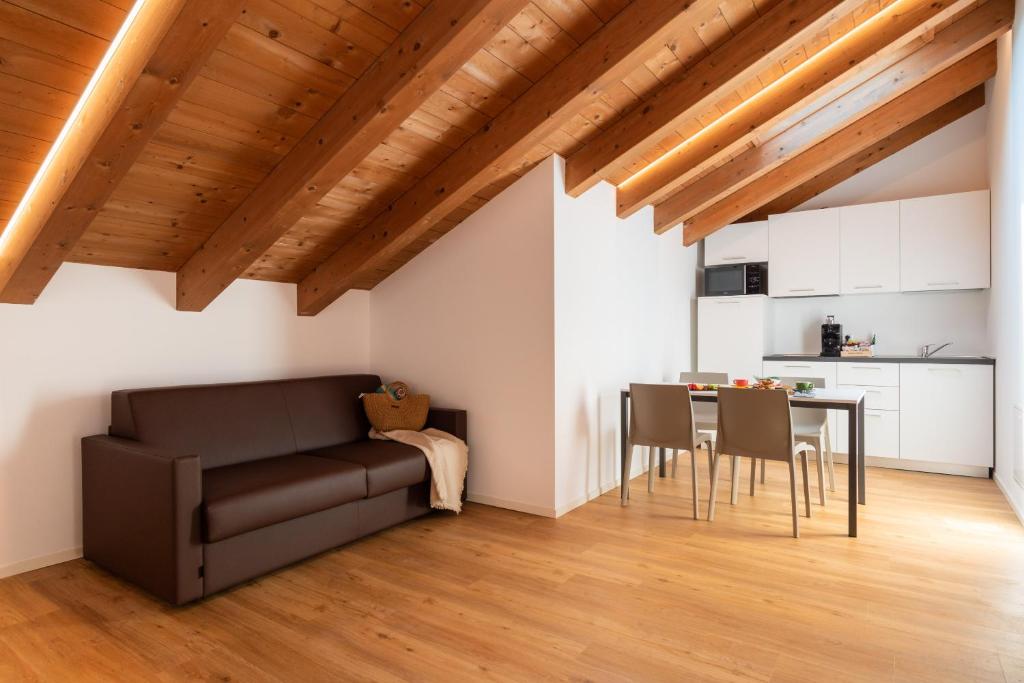 un salon avec un canapé et une table dans l'établissement Superior Beach Aparthotel, à Lido di Jesolo