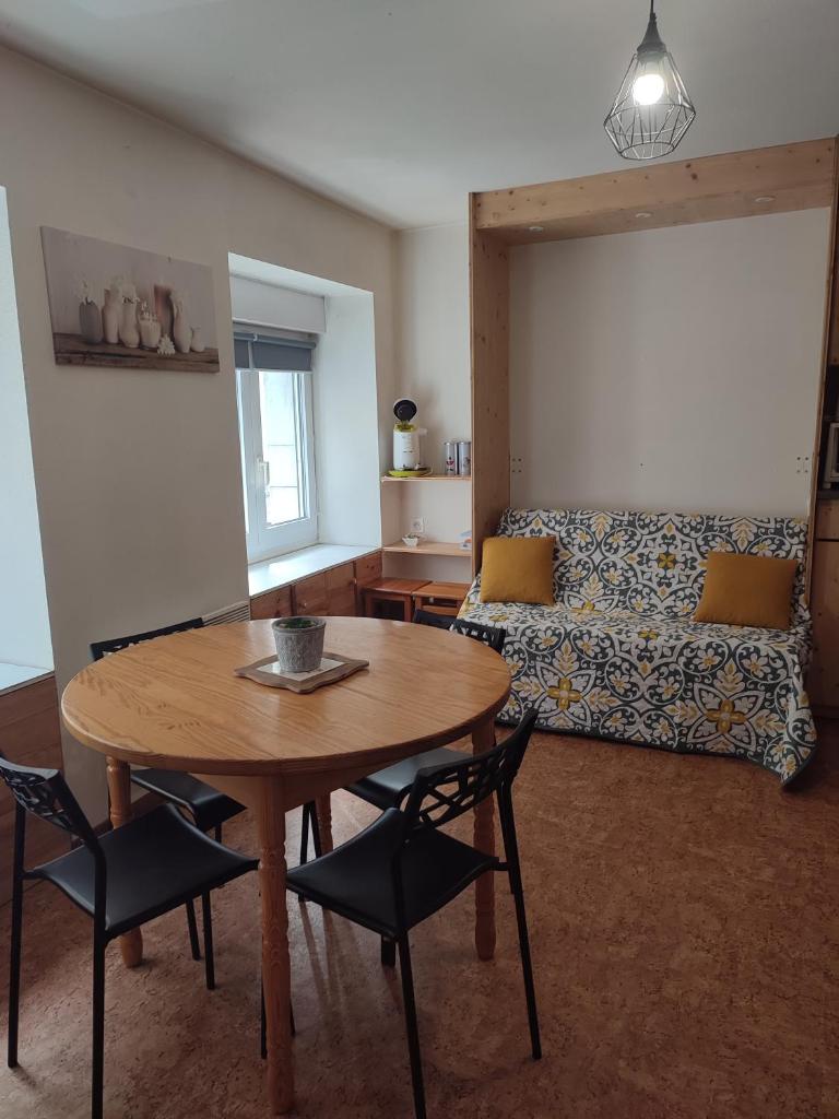 un salon avec une table et un canapé dans l'établissement Studio 4 personnes + parking privé, à Cauterets