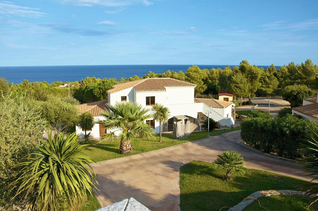 Vue aérienne d'une maison avec l'océan en arrière-plan dans l'établissement Club Esse Cala Gonone, à Cala Gonone