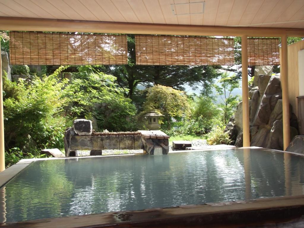 - une piscine d'eau dans une cour avec une terrasse dans l'établissement Zao Plaza Hotel, à Zao Onsen