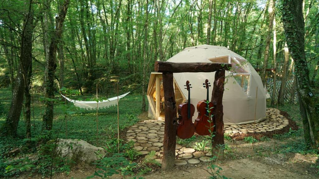 une tente au milieu d'une forêt dans l'établissement Ô Pays Des Bois - Hébergements insolites en pleine nature, à Parmilieu