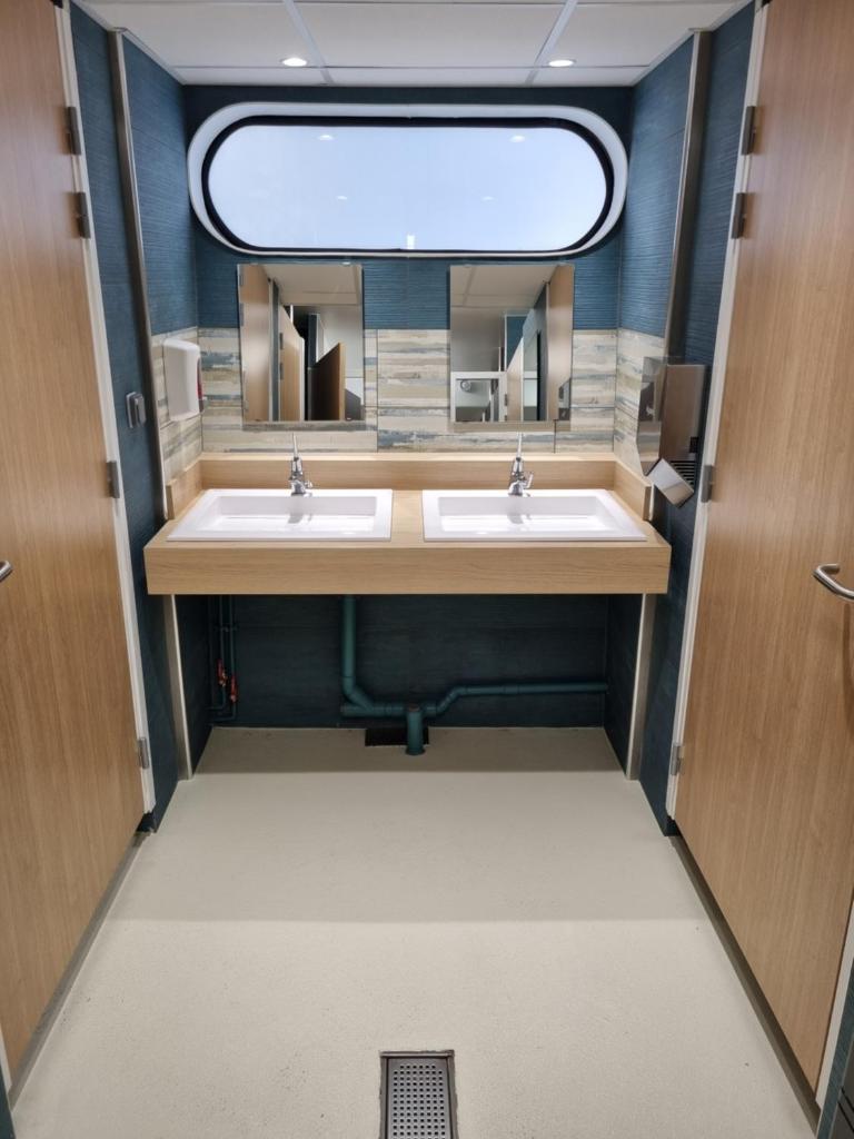 une salle de bain avec deux lavabos et un miroir dans l'établissement VOILIER AU SOLEIL LEVANT, au Havre