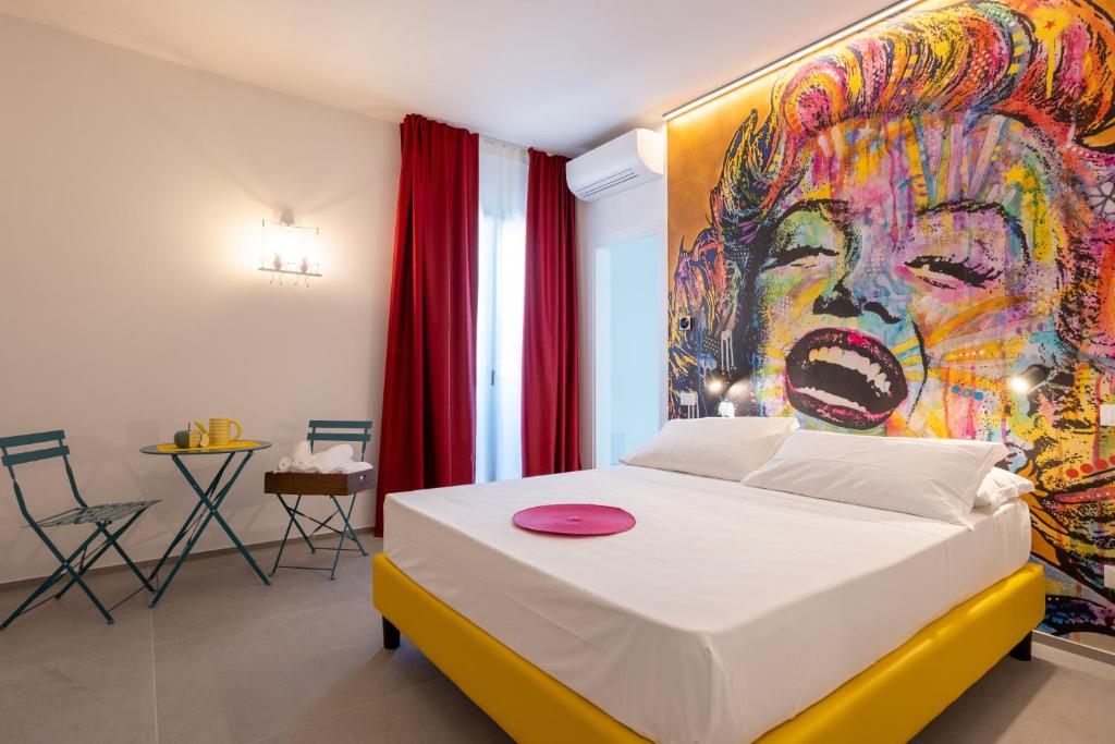 une chambre avec un grand tableau sur le mur dans l'établissement labotanica_casalounge, à Cesenatico
