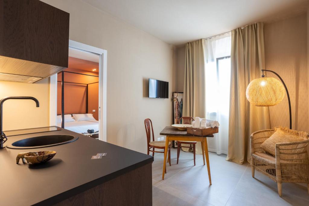 une pièce avec une cuisine et un salon dans l'établissement labotanica_casalounge, à Cesenatico