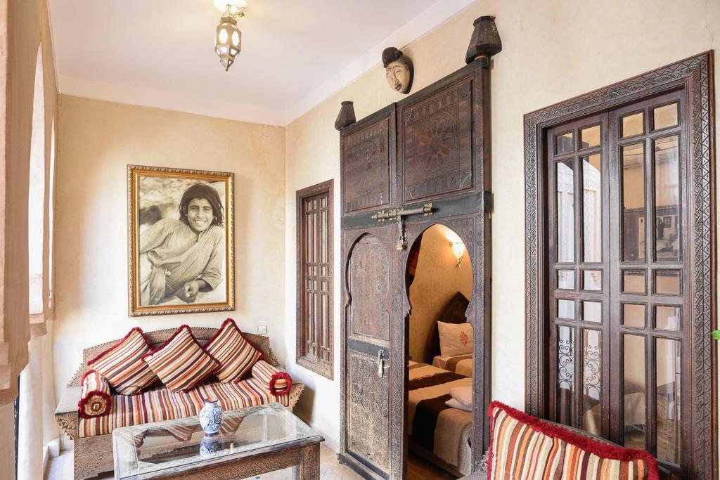 une pièce avec une chambre avec un lit et un miroir dans l'établissement Riad Laksiba, à Marrakech