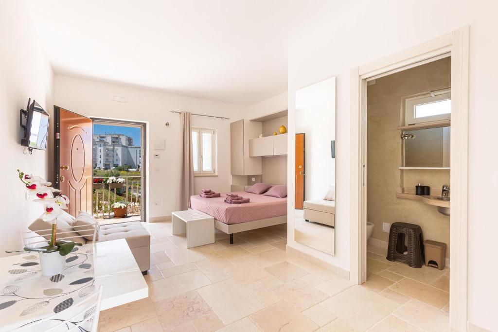 - un salon avec un lit rose dans l'établissement Casa Marangi by BarbarHouse, à Ostuni