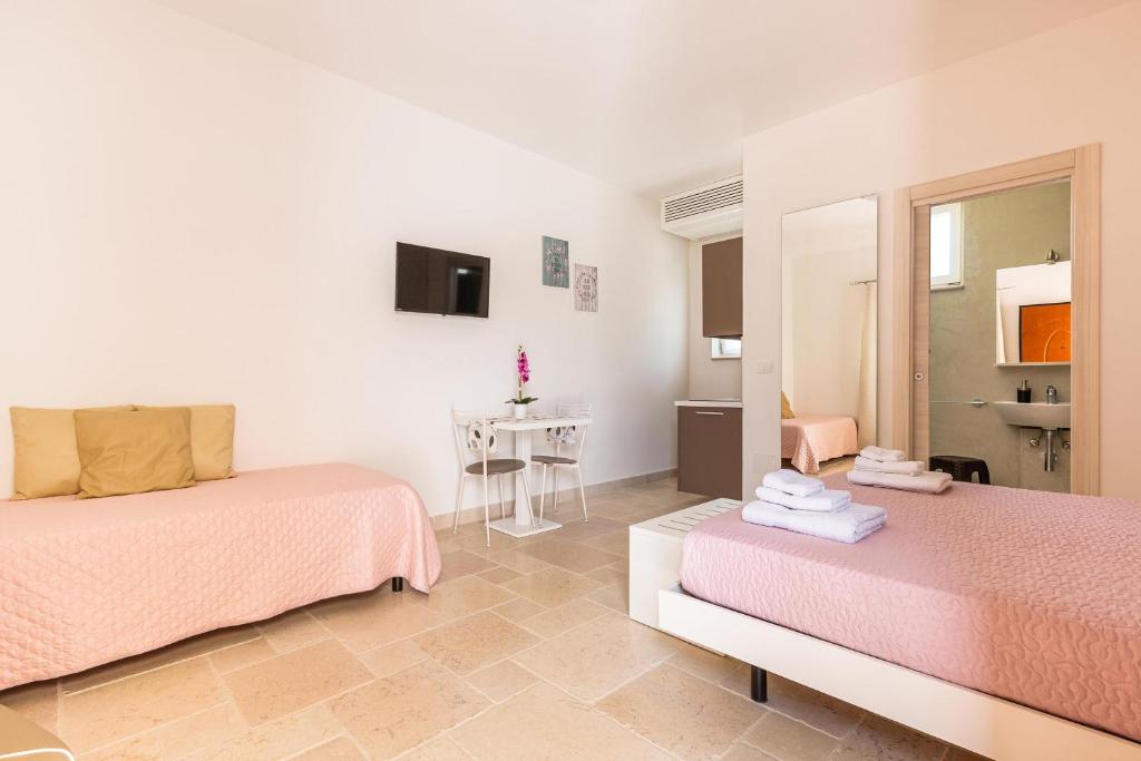 - une chambre avec 2 lits et une salle de bains avec lavabo dans l'établissement Casa Marangi by BarbarHouse, à Ostuni 41 autres photos