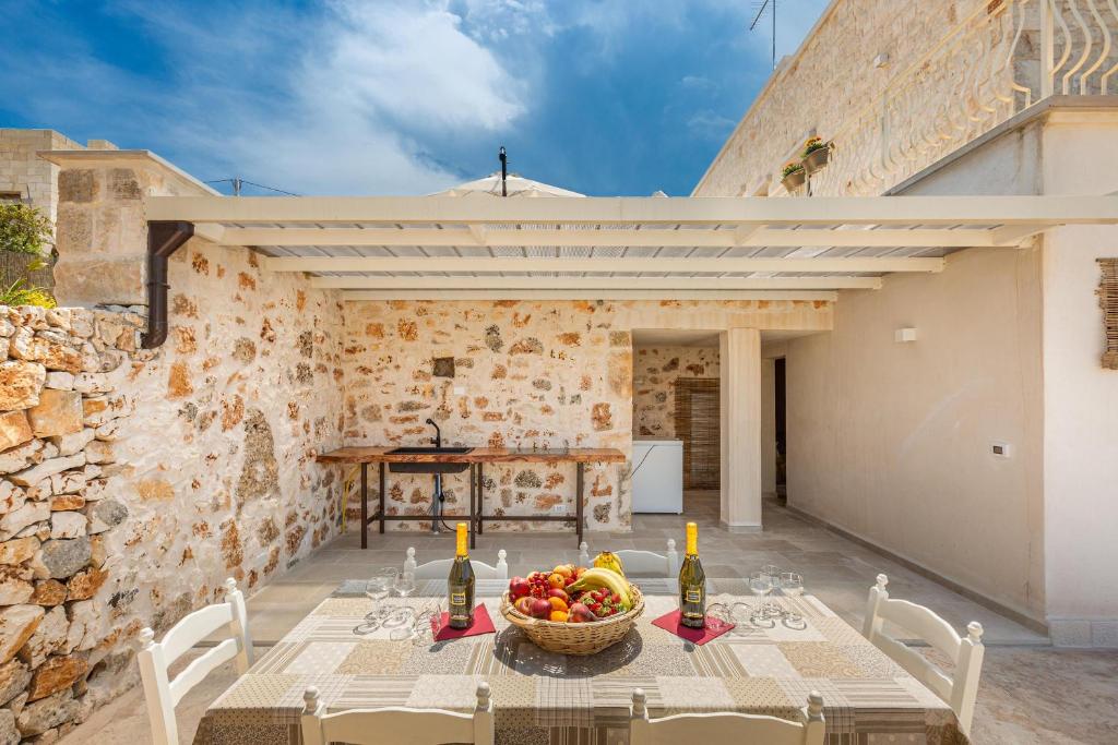 une table avec un bol de fruits sur une terrasse dans l'établissement Casa Marangi by BarbarHouse, à Ostuni