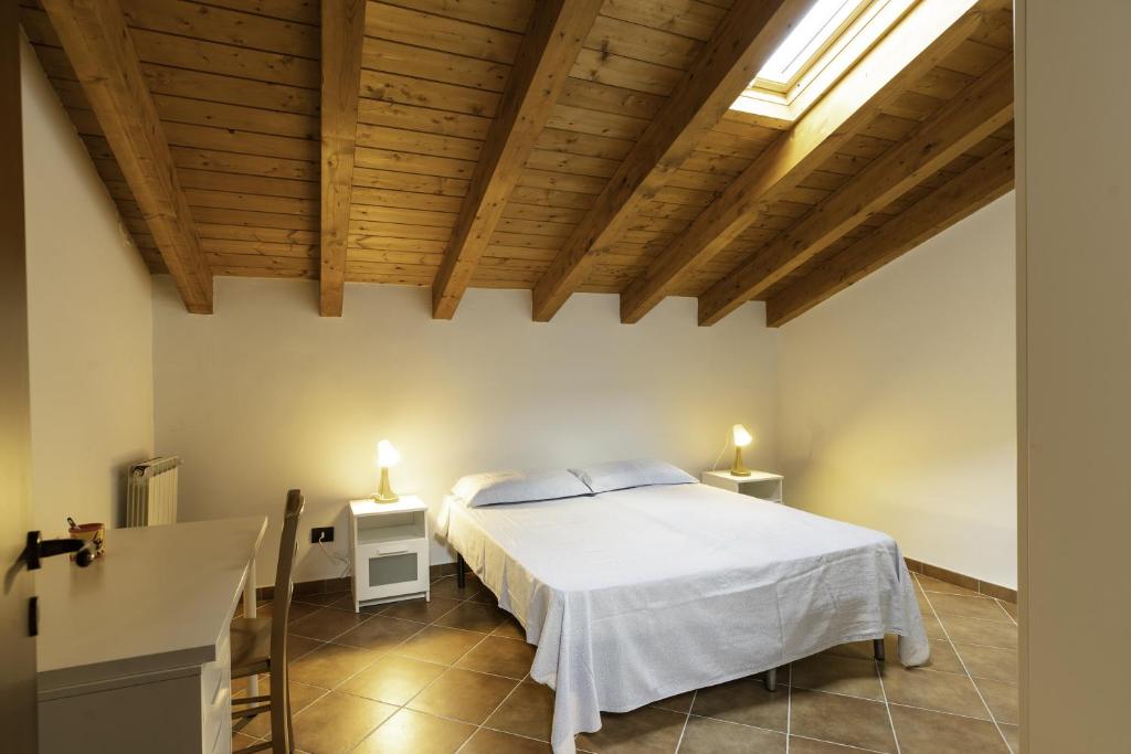 une chambre avec un lit dans une pièce avec des plafonds en bois dans l'établissement Villa Sara sull'etna con Piscina, à Viagrande 42 autres photos