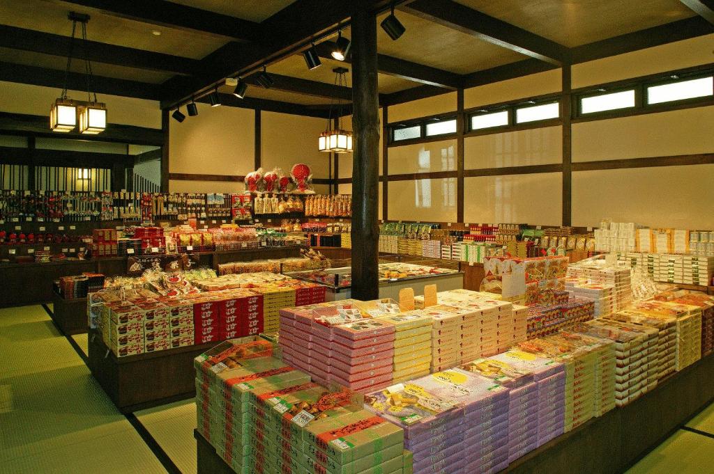 un magasin rempli de nombreuses boîtes en exposition; dans l'établissement Hirayunomori, à Takayama 25 autres photos