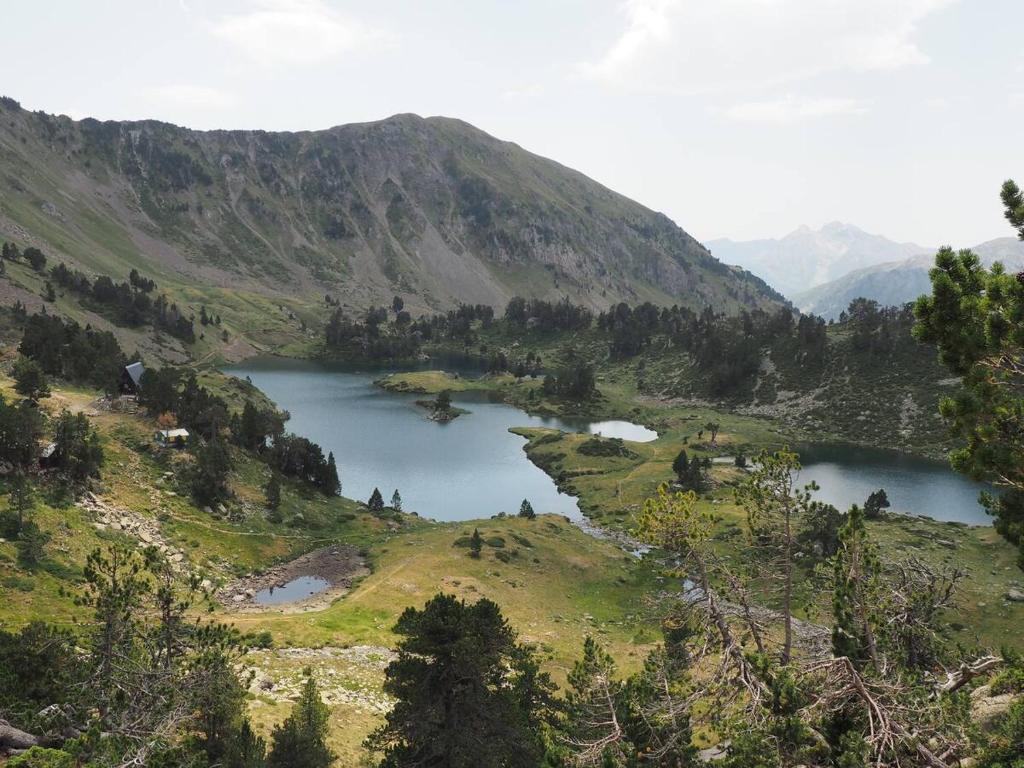 un lac au milieu d'une montagne dans l'établissement Coquet appartement 5 places labélisé tout équipé, à Saint-Lary-Soulan 2 autres photos