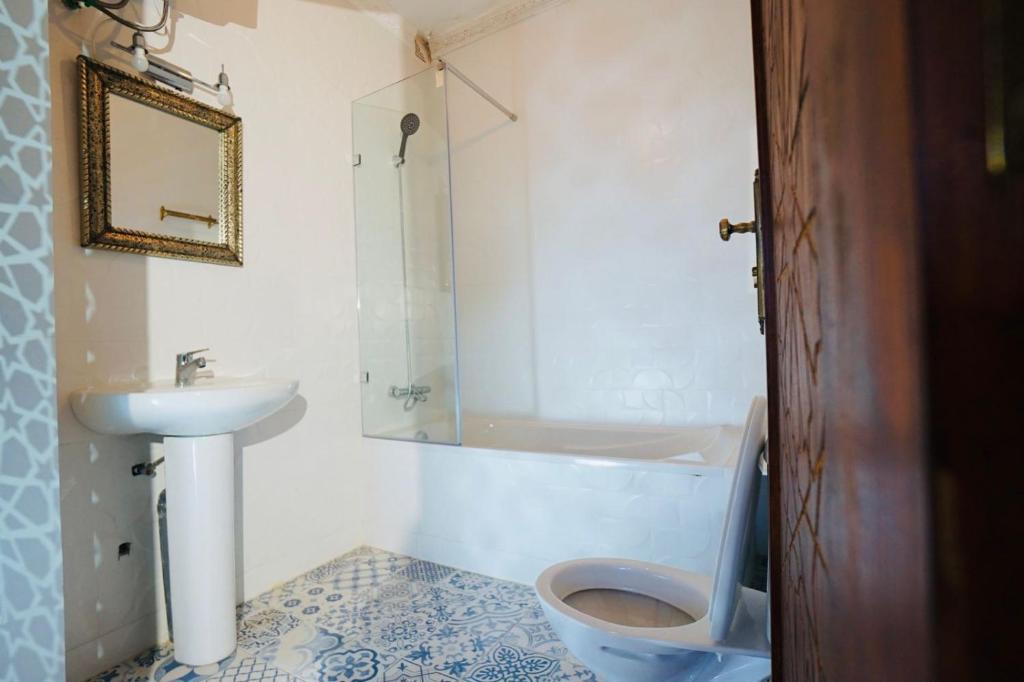 une salle de bain avec un lavabo, des toilettes et une douche dans l'établissement Riad Amelia : Lalla Fatima Zohra Room, à Tetouan