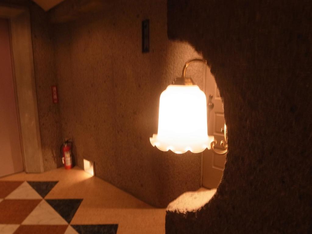 une lampe dans une pièce avec un sol en damier dans l'établissement Hotel Mju-Adult Only, à Tokyo