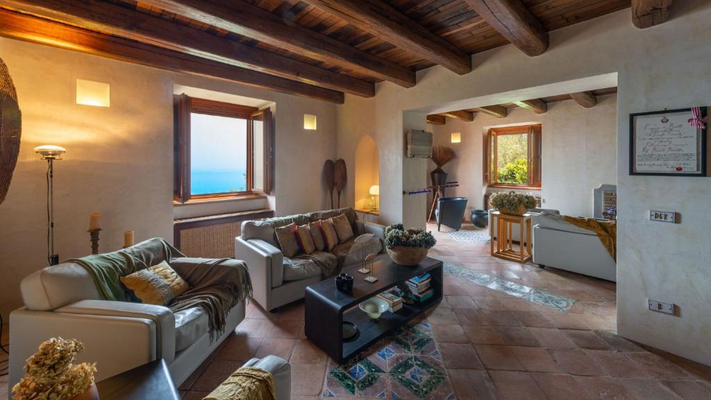 un salon avec des canapés et une table dans l'établissement VILLA CASAROSSA NUMERO UNO 6, Emma Villas, à Ravello