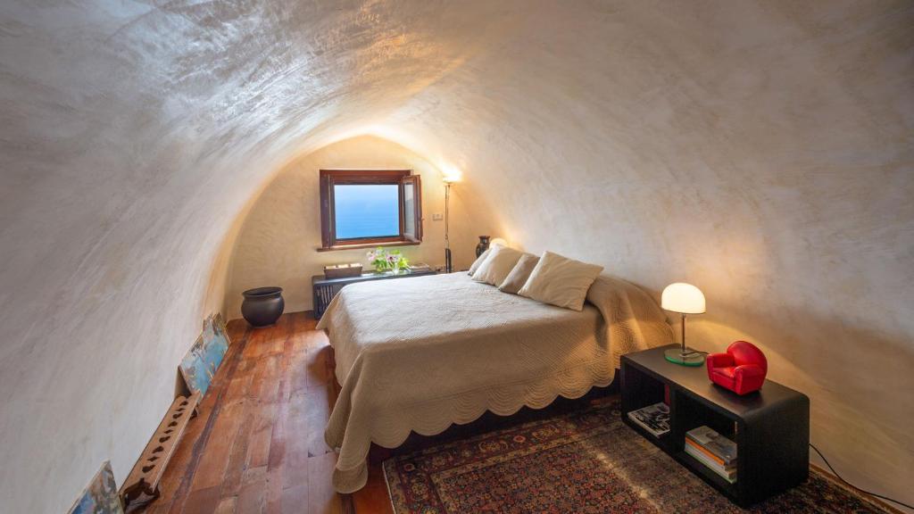 - une chambre avec un lit et une fenêtre mansardée dans l'établissement VILLA CASAROSSA NUMERO UNO 6, Emma Villas, à Ravello 57 autres photos