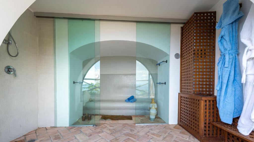 La salle de bains est pourvue d'une douche vitrée. dans l'établissement VILLA CASAROSSA NUMERO UNO 6, Emma Villas, à Ravello