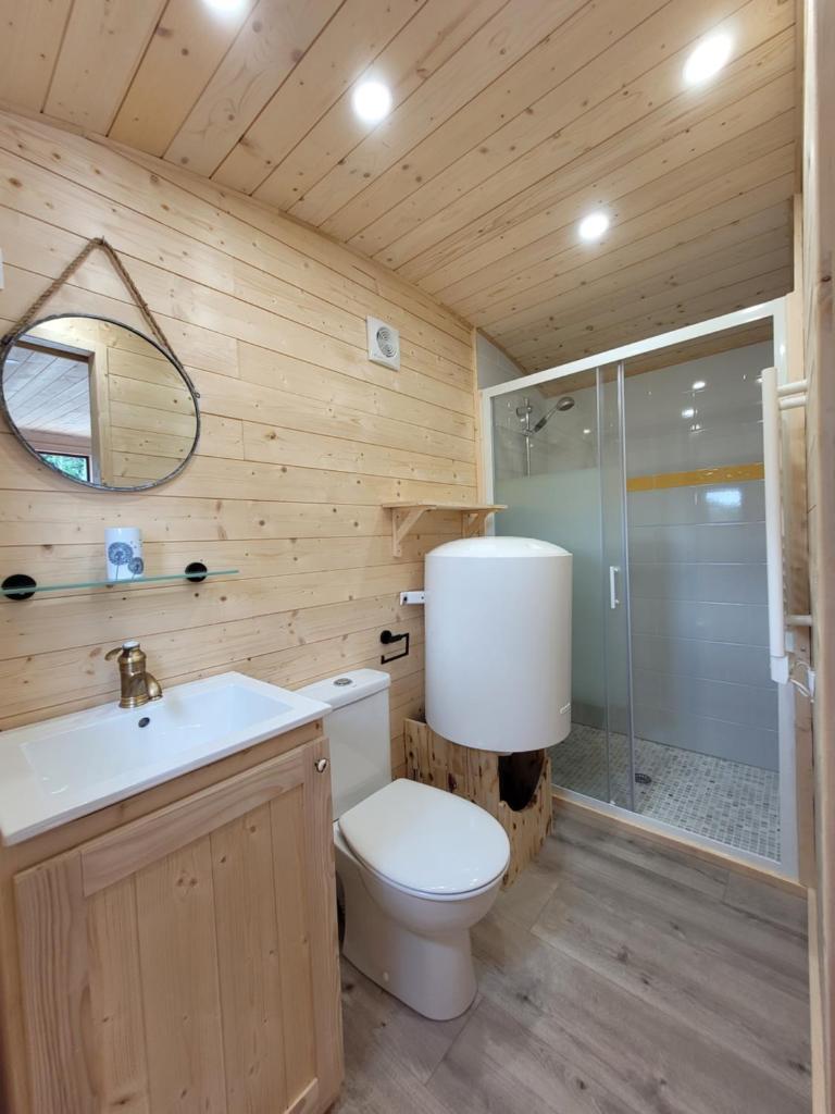 une salle de bain avec toilettes, lavabo et douche dans l'établissement Roulotte à Sapharey, à Sarrazac