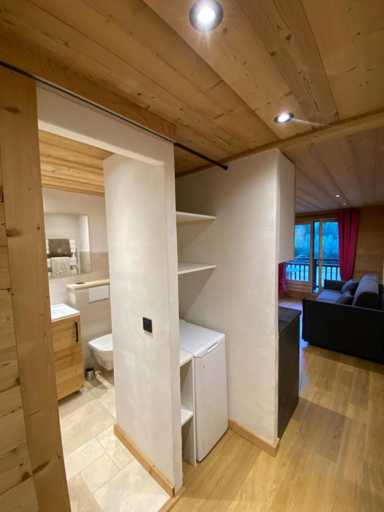 une pièce avec une cuisine et un salon dans l'établissement Studio face aux pistes, à Praz-sur-Arly