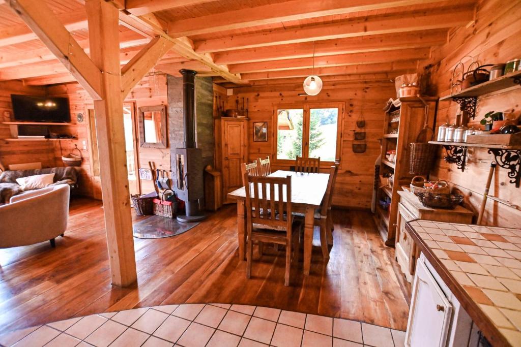 une cuisine et une salle à manger avec une table dans une cabine dans l'établissement Chalet paisible de 170m avec jolie TERRASSE !, à Saint-Gervais-les-Bains