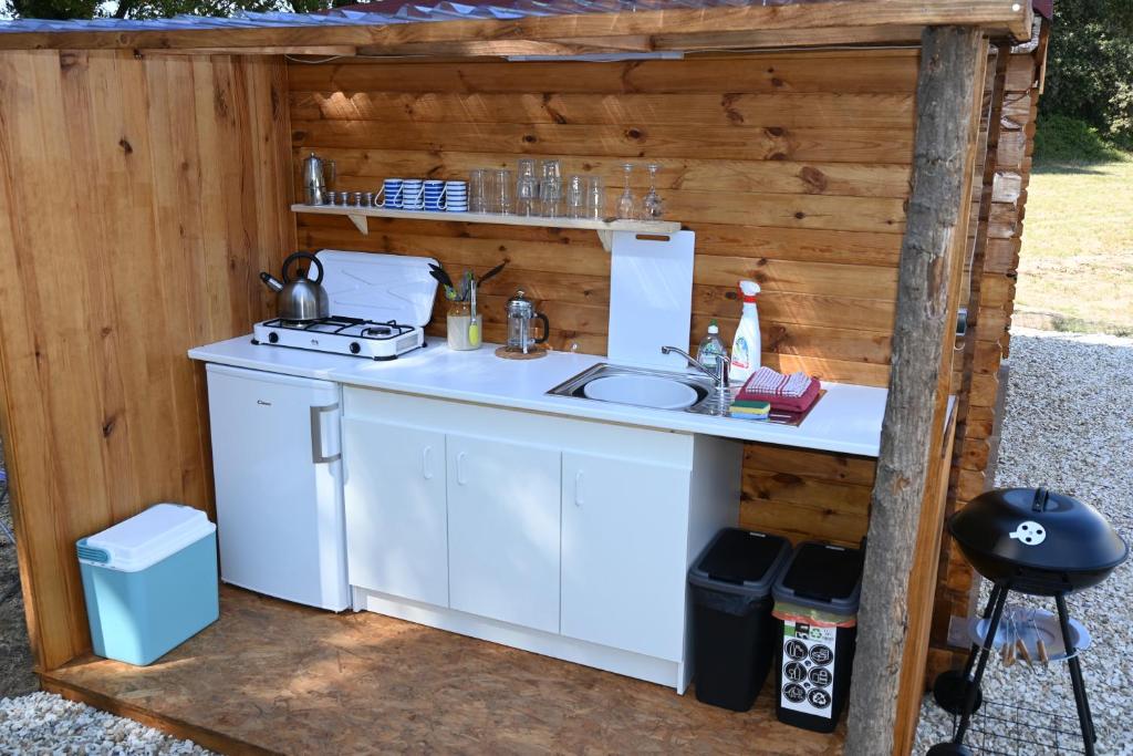 une cuisine extérieure avec évier et cuisinière dans l'établissement Chateau Morinerie Glamping, à Villiers