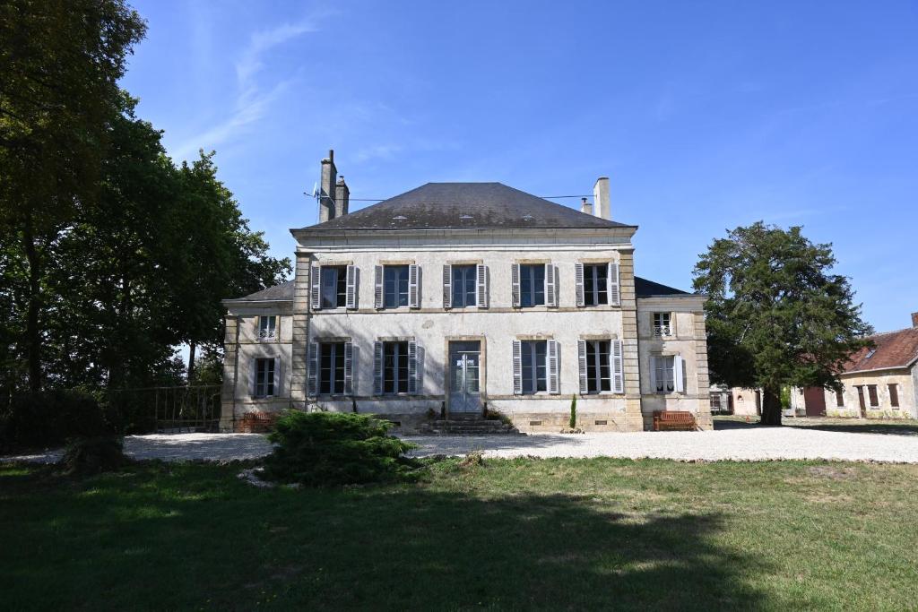 une ancienne maison en pierre avec un toit dans l'établissement Chateau Morinerie Glamping, à Villiers