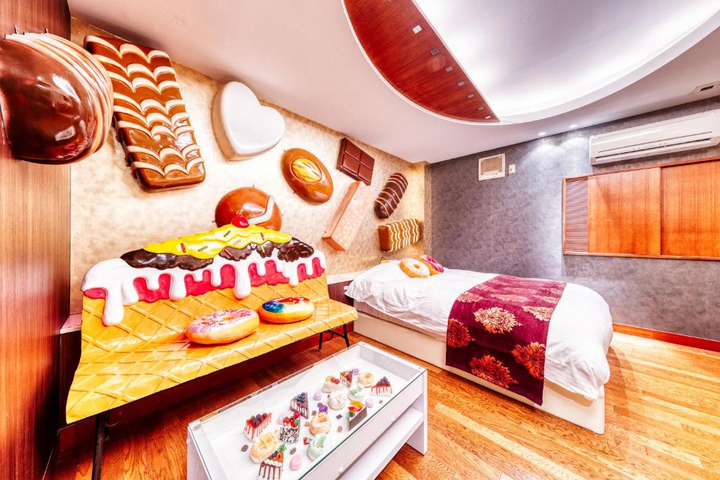 - une chambre avec un gâteau et des beignets sur le mur dans l'établissement SWEETS HOTEL MACHIDA -Adult Only-, à Tokyo