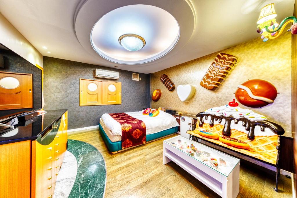 Cette chambre pour enfants comprend 2 lits et une cuisine. dans l'établissement SWEETS HOTEL MACHIDA -Adult Only-, à Tokyo