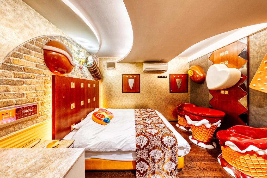 - une chambre avec un lit dans une pièce dotée d'un mur en briques dans l'établissement SWEETS HOTEL MACHIDA -Adult Only-, à Tokyo