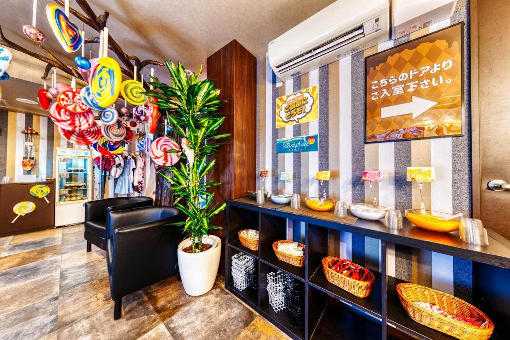 un restaurant avec un comptoir avec des paniers de nourriture dans l'établissement SWEETS HOTEL MACHIDA -Adult Only-, à Tokyo