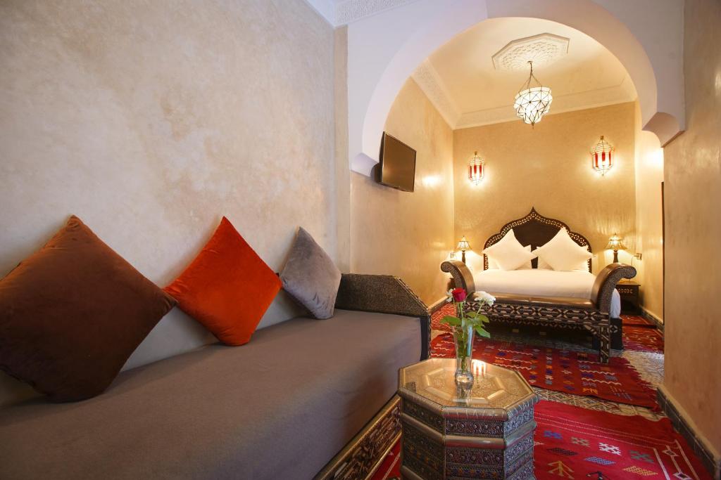 une chambre d'hôtel avec un lit et une table dans l'établissement Riad Mazaj, à Marrakech