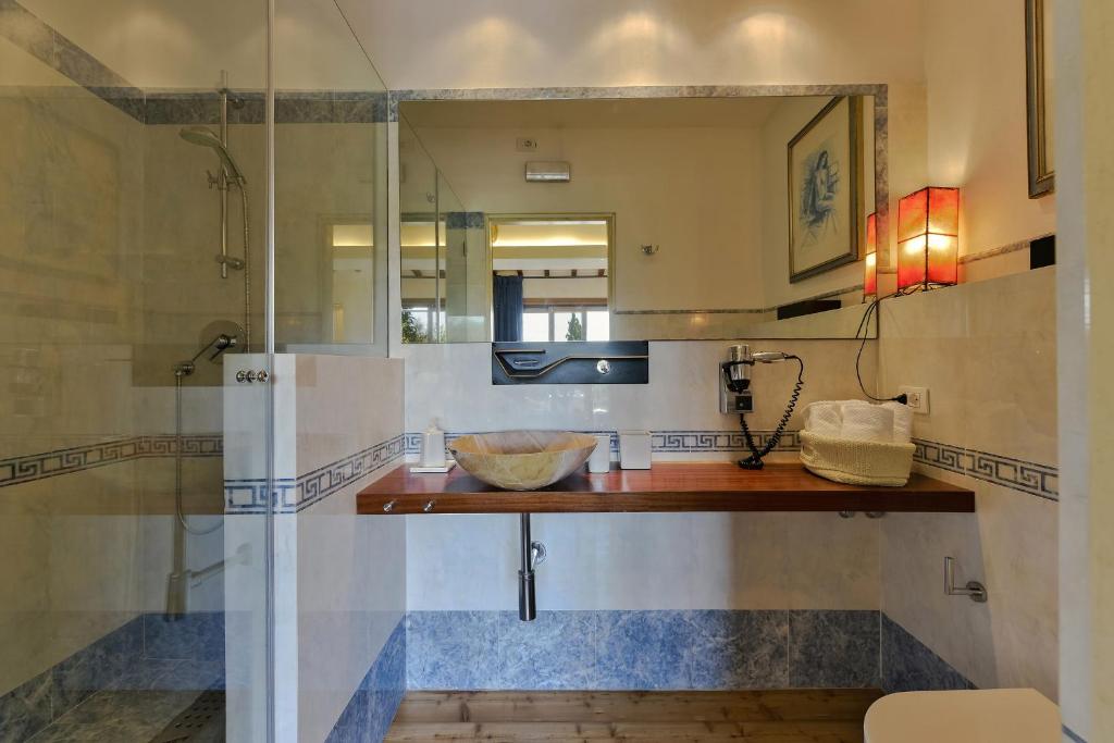 une salle de bain avec un lavabo et un miroir dans l'établissement FIRENZE Villa a 5 Stelle - Villa Gaudia Luxury & Relax in Chianti, à Florence