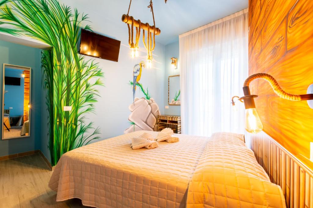 une chambre avec un lit avec deux ours en peluche dessus dans l'établissement Hotel Jole, à San Mauro a Mare